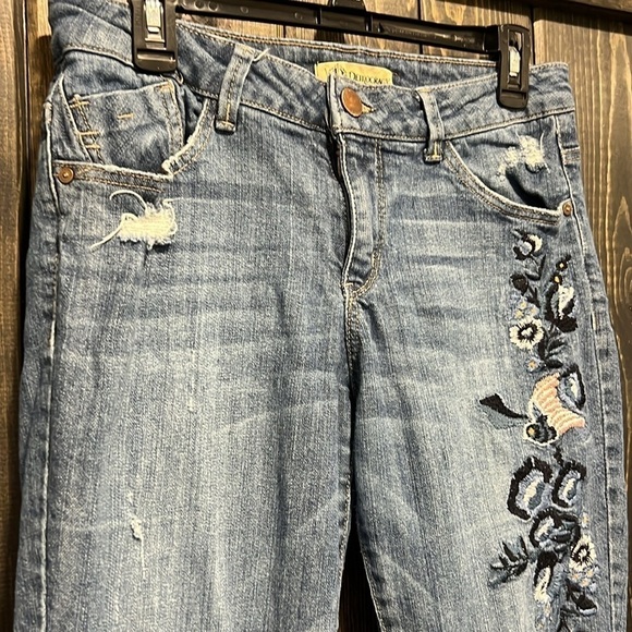 Democracy Jeans 8 Girlfriend Floral Embroidery Bird Distressed Ankle Relaxed Mid - Picture 2 of 13